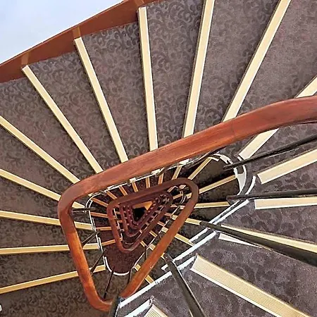 أوستنز آرتس ايه ميتيرس